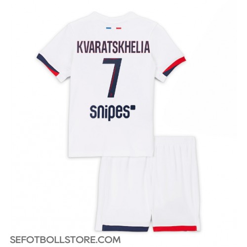 Paris Saint-Germain Khvicha Kvaratskhelia #7 Replika babykläder Bortaställ Barn 2025-26 Kortärmad (+ korta byxor)